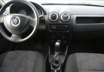 Подержанный автомобиль Renault Sandero 2010 года (12 фото)