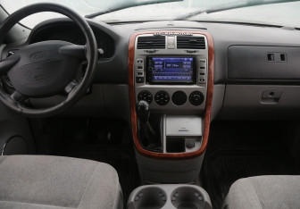 Подержанный автомобиль Kia Carnival 2005 года (13 фото)