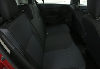 Подержанный автомобиль Renault Sandero 2015 года (11 фото)