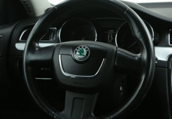 Подержанный автомобиль Skoda Superb Liftback 2011 года (16 фото)