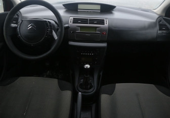 Подержанный автомобиль Citroen C4 Hatchback 2010 года (12 фото)