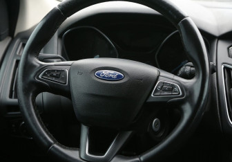 Подержанный автомобиль Ford Focus Hatchback 2015 года (16 фото)