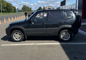 Подержанный автомобиль Chevrolet Niva 2006 года (7 фото)