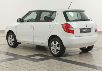 Подержанный автомобиль Skoda Fabia Hatchback 2014 года (2 фото)