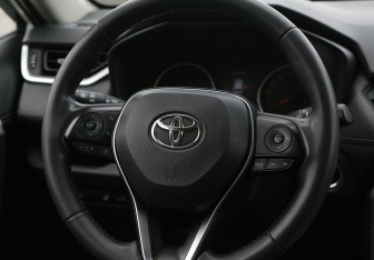 Подержанный автомобиль Toyota RAV4 2020 года (16 фото)