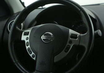 Подержанный автомобиль Nissan Qashqai 2011 года (16 фото)
