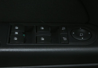 Подержанный автомобиль Opel Astra Sedan 2012 года (17 фото)