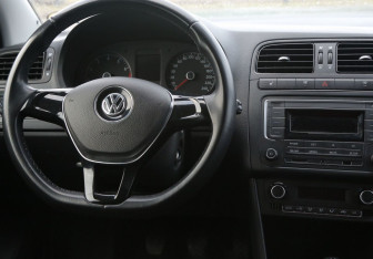 Подержанный автомобиль Volkswagen Polo Sedan 2016 года (14 фото)