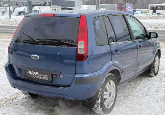 Подержанный автомобиль Ford Fusion 2006 года (7 фото)