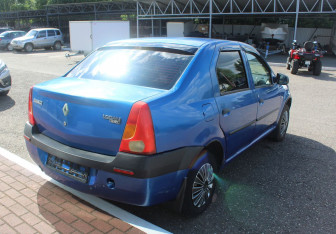 Подержанный автомобиль Renault Logan Sedan 2005 года (7 фото)