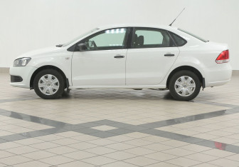 Подержанный автомобиль Volkswagen Polo Sedan 2013 года (7 фото)