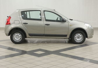 Подержанный автомобиль Renault Sandero 2010 года (5 фото)