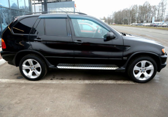 Подержанный автомобиль BMW X5 2003 года (7 фото)