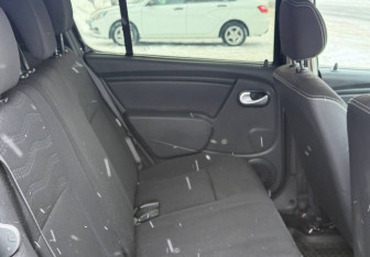 Подержанный автомобиль Renault Sandero 2014 года (12 фото)