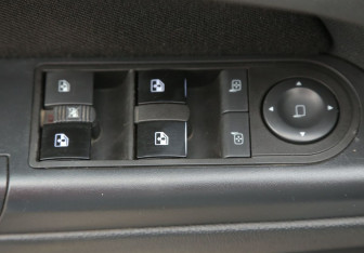 Подержанный автомобиль Opel Astra Hatchback 2005 года (17 фото)