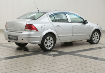 Подержанный автомобиль Opel Astra Sedan 2008 года (4 фото)