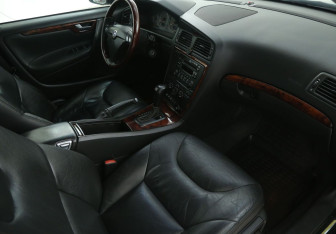 Подержанный автомобиль Volvo S60 2005 года (9 фото)