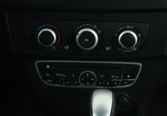 Подержанный автомобиль Renault Fluence 2012 года (13 фото)