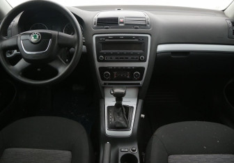 Подержанный автомобиль Skoda Octavia Liftback 2008 года (12 фото)
