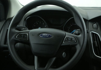 Подержанный автомобиль Ford Focus Hatchback 2017 года (16 фото)