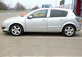 Подержанный автомобиль Opel Astra Hatchback 2007 года (8 фото)