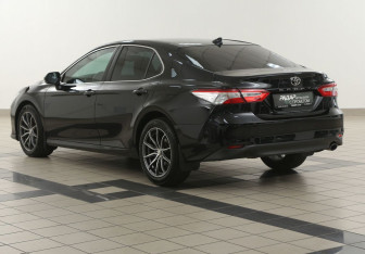 Подержанный автомобиль Toyota Camry Sedan 2019 года (2 фото)