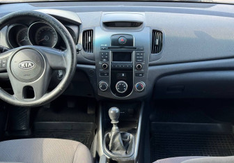 Подержанный автомобиль Kia Cerato Sedan 2010 года (12 фото)