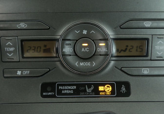 Подержанный автомобиль Toyota Auris Hatchback 2008 года (17 фото)