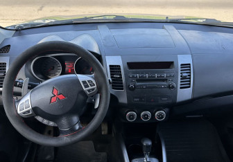 Подержанный автомобиль Mitsubishi Outlander 2008 года (9 фото)