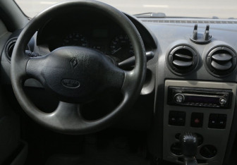 Подержанный автомобиль Renault Logan Sedan 2006 года (14 фото)