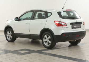 Подержанный автомобиль Nissan Qashqai 2013 года (2 фото)