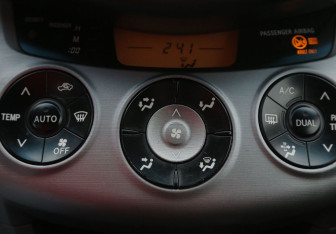 Подержанный автомобиль Toyota RAV4 2007 года (17 фото)