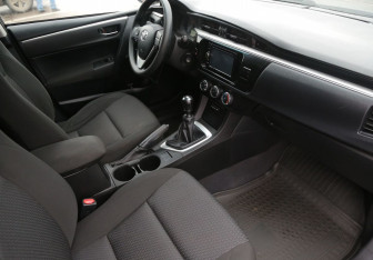 Подержанный автомобиль Toyota Corolla Sedan 2013 года (9 фото)