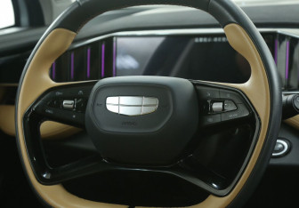 Подержанный автомобиль Geely Atlas 2023 года (17 фото)