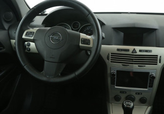 Подержанный автомобиль Opel Astra Hatchback 2008 года (14 фото)