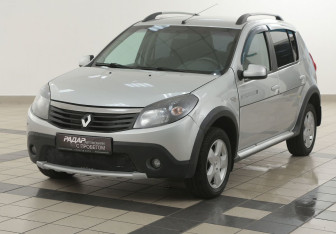 Подержанный автомобиль Renault Sandero 2014 года (8 фото)