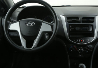 Подержанный автомобиль Hyundai Solaris Sedan 2012 года (14 фото)