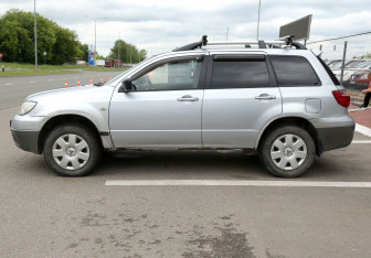 Подержанный автомобиль Mitsubishi Outlander 2006 года (8 фото)