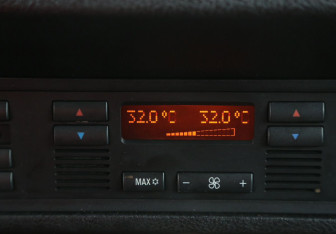 Подержанный автомобиль BMW X5 2003 года (18 фото)