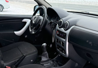 Подержанный автомобиль Renault Sandero 2014 года (10 фото)