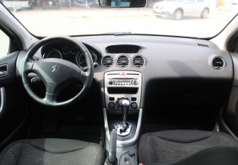 Подержанный автомобиль Peugeot 308 Wagon 2010 года (14 фото)