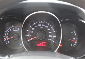 Подержанный автомобиль Kia Rio Sedan 2012 года (14 фото)
