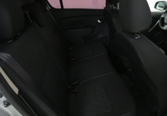 Подержанный автомобиль Renault Sandero 2016 года (11 фото)