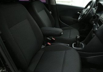 Подержанный автомобиль Volkswagen Polo Sedan 2012 года (10 фото)