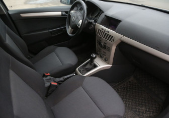 Подержанный автомобиль Opel Astra Hatchback 2007 года (9 фото)