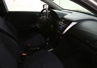 Подержанный автомобиль Hyundai Solaris Sedan 2015 года (7 фото)