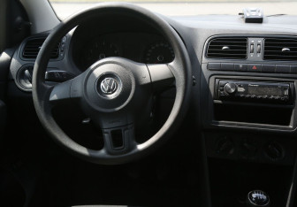Подержанный автомобиль Volkswagen Polo Sedan 2013 года (14 фото)