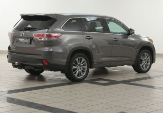 Подержанный автомобиль Toyota Highlander 2014 года (4 фото)