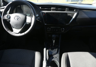 Подержанный автомобиль Toyota Auris Hatchback 2015 года (12 фото)