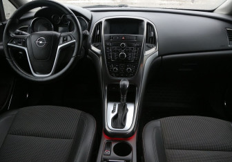 Подержанный автомобиль Opel Astra Hatchback 2011 года (12 фото)